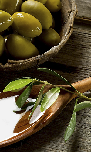 olive oil on wood background