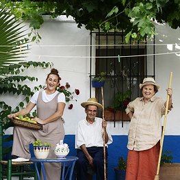 donna-con-nonni-che-lavorano-insieme-campagna.jpg donna-con-nonni-che-lavorano-insieme-campagna.jpg