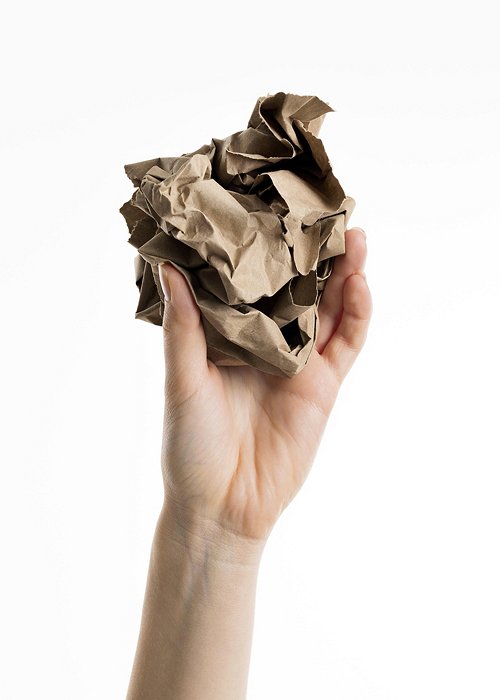 mano-che-tiene-carta-sgualcita.jpg