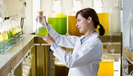 Ricercatrice in laboratorio