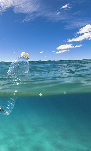 Bottiglia di plastica in mare