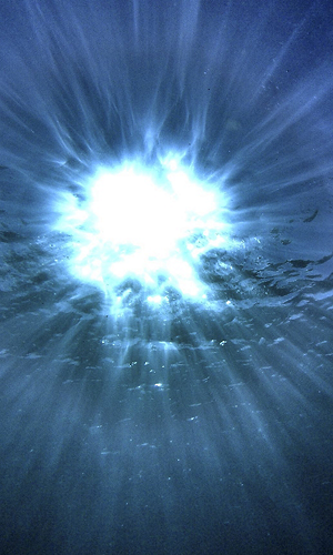 Raggi sole sott'acqua