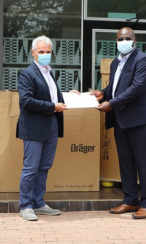 Eni Ghana e i partner di OCTP, Vitol e GNPC, consegnano attrezzature mediche all’ospedale di Korle Bu a supporto della lotta al COVID-19