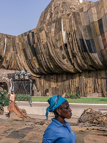 Un paese moderno legato alle sue tradizioni: installazione artistica ad Accra