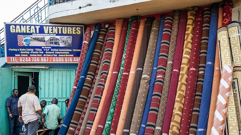 Negozio di scampoli e colori ad Accra, Ghana 