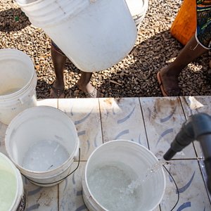 Acqua pulita a Waru, Nigeria Acqua pulita a Waru, Nigeria