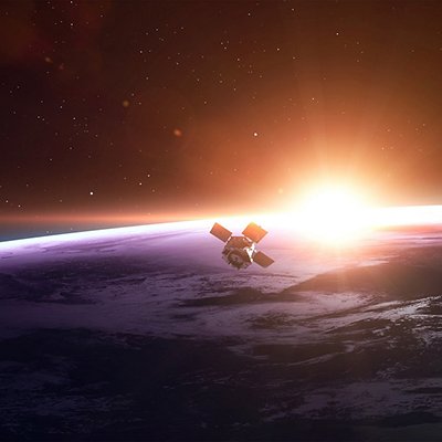 Un satellite nello spazio in orbita attorno alla terra 