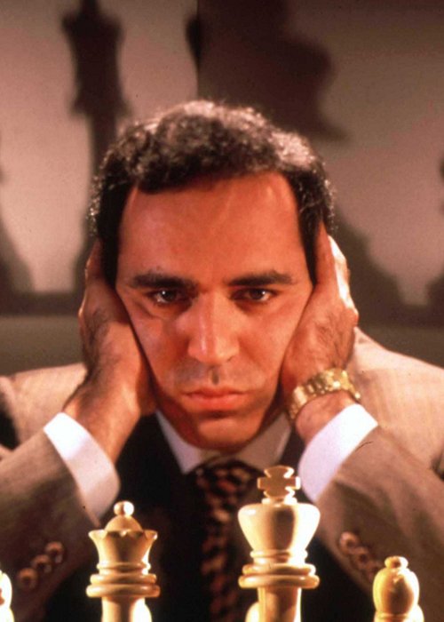 Garry Kasparon che gioca a scacchi
