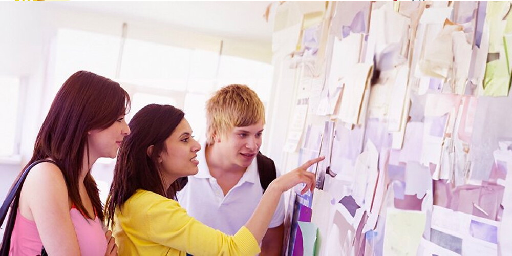 Personas que trabajan juntas en un proyecto