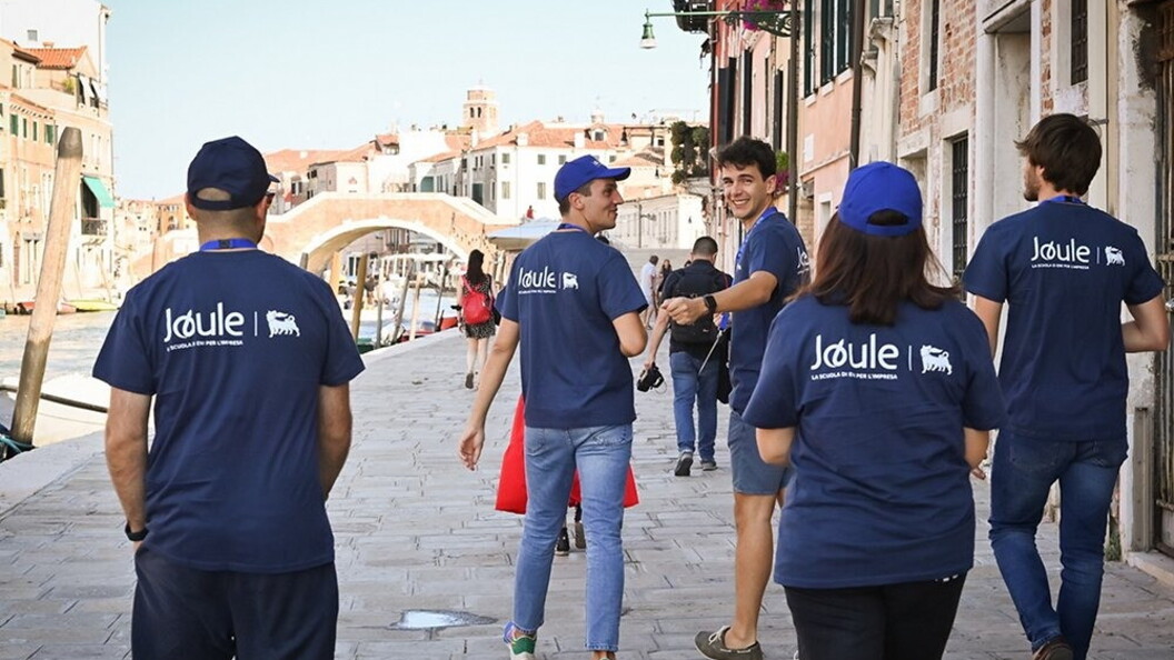 Passeggiata dei team per le vie di Venezia 