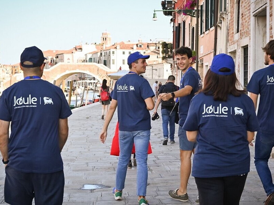 Passeggiata dei team per le vie di Venezia 