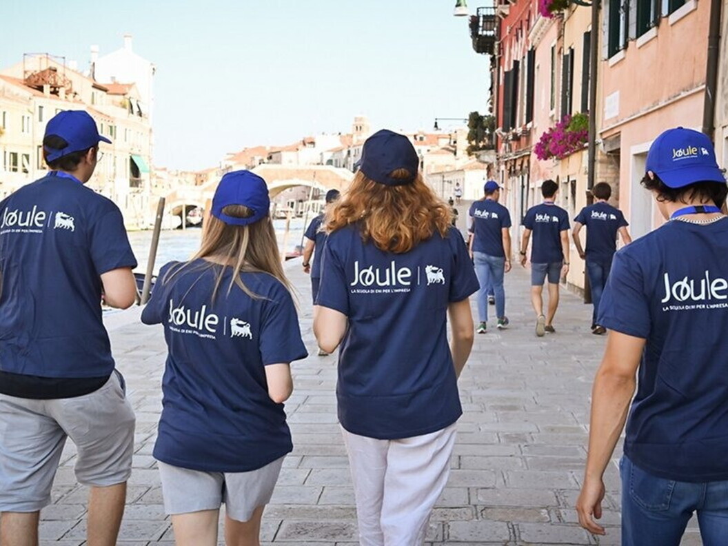 Alcuni partecipanti del programma passeggiano per le vie di Venezia