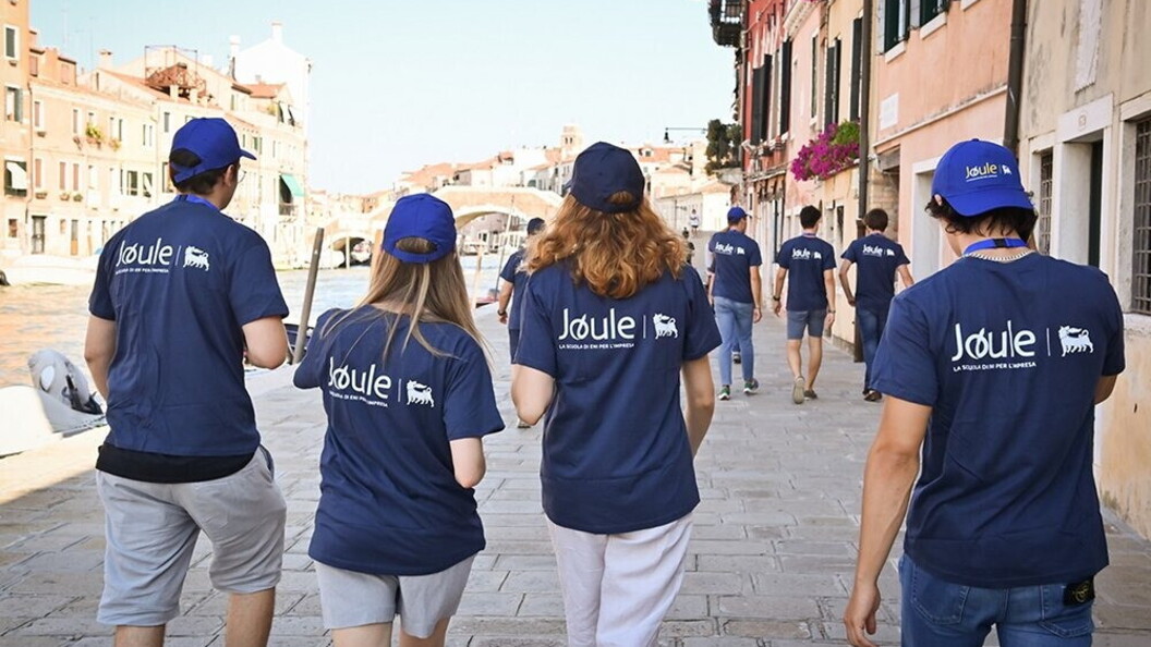 Alcuni partecipanti del programma passeggiano per le vie di Venezia