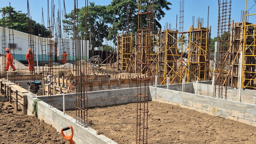 Una vista di un cantiere con impalcature