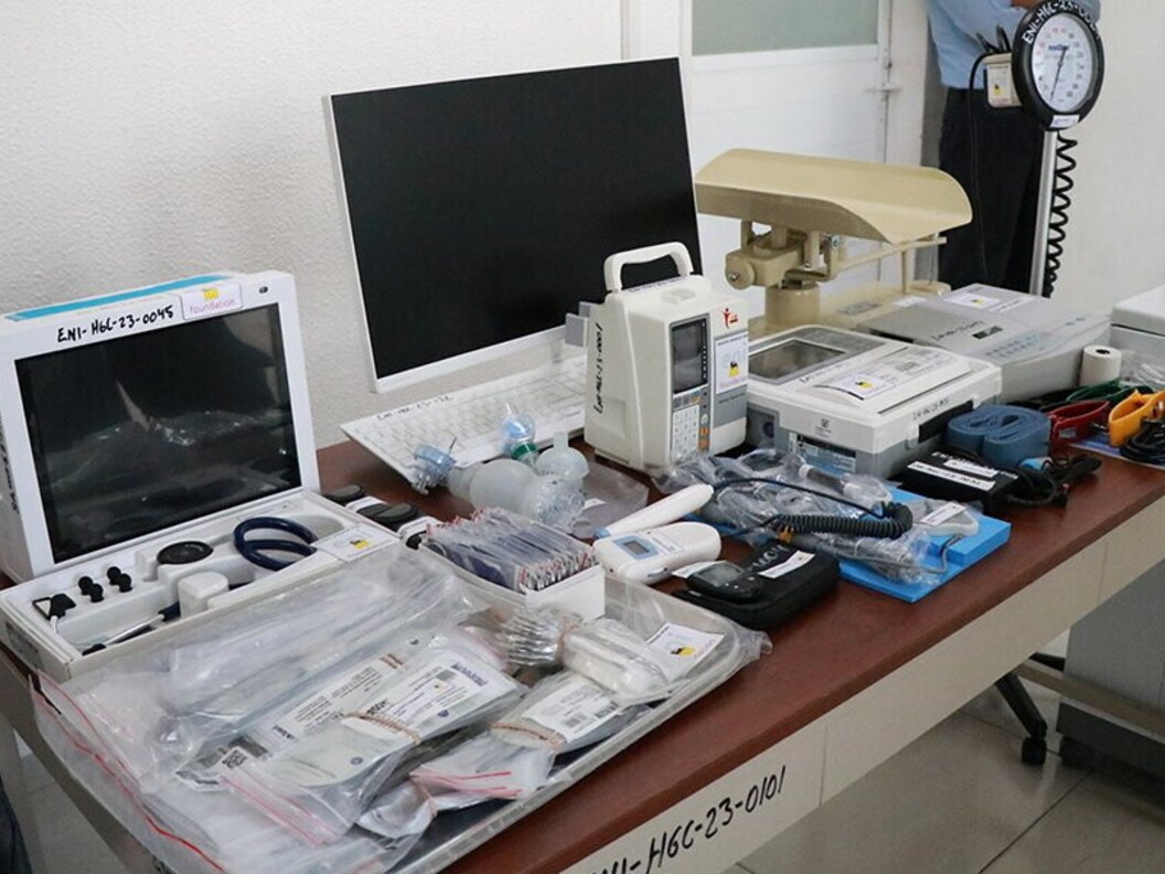 Un tavolo con varie apparecchiature mediche, monitor, e strumenti sanitari