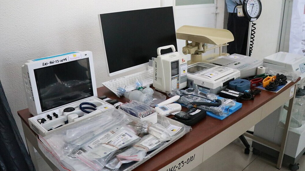 Un tavolo con varie apparecchiature mediche, monitor, e strumenti sanitari