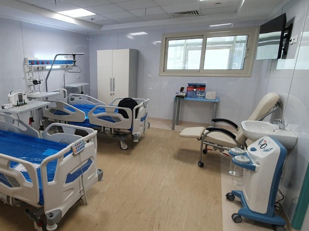 Una stanza d'ospedale dotata di letti moderni e attrezzature mediche