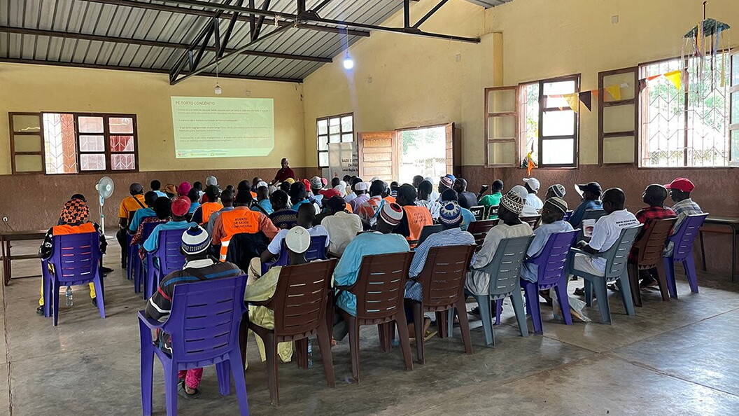 A group of participants follows a presentation in a classroom