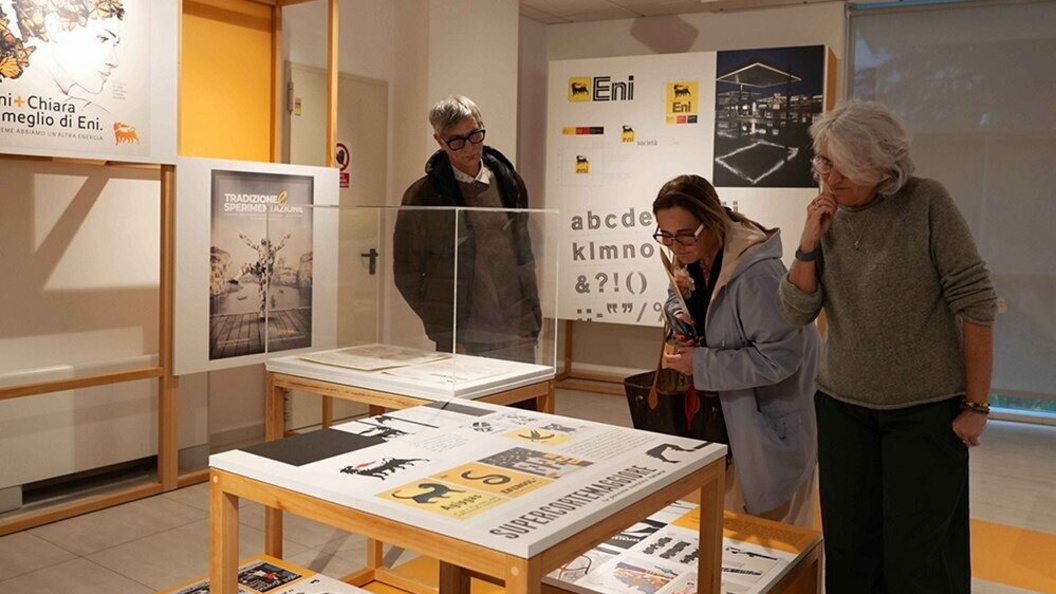 Visitatori della mostra sul brand Eni presso il Polo Bibliotecario di Potenza