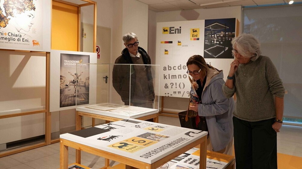 Visitatori della mostra sul brand Eni presso il Polo Bibliotecario di Potenza