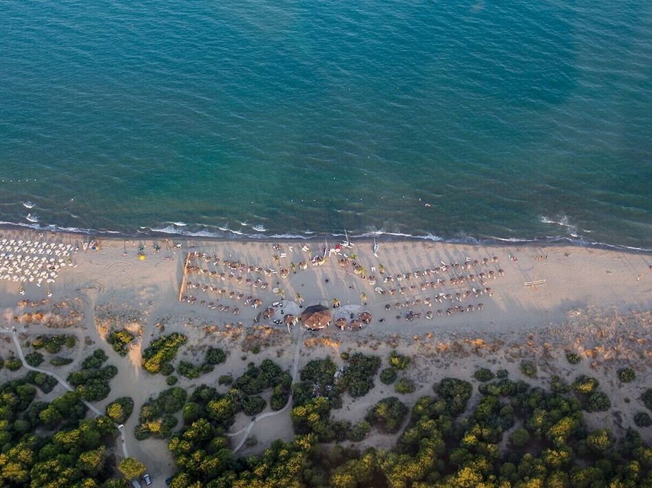 Mare balneabile e cinque bandiere blu
