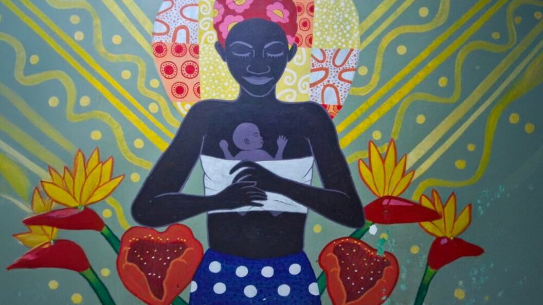 Un dipinto dai colori vivaci raffigura una donna che tiene in braccio un neonato