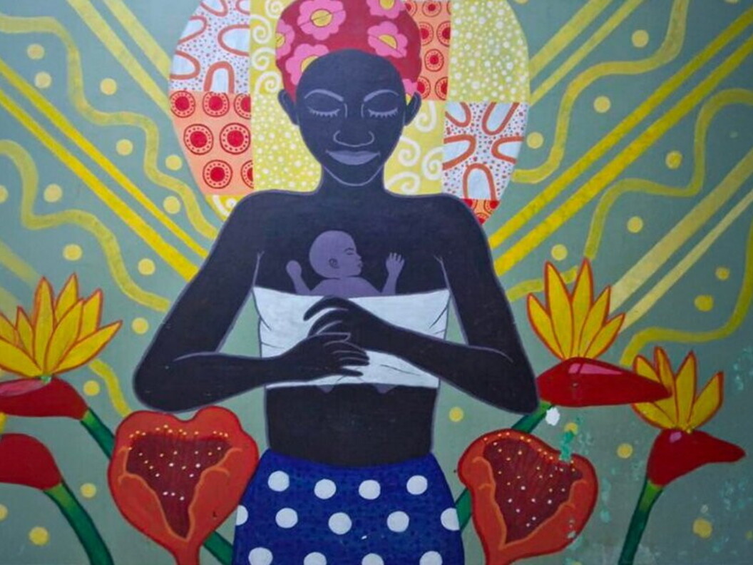 Un dipinto dai colori vivaci raffigura una donna che tiene in braccio un neonato