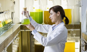 Ricercatrice in laboratorio