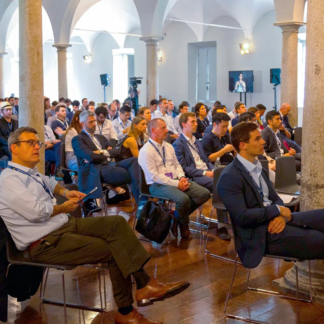 Overview of the audience in a conference room.